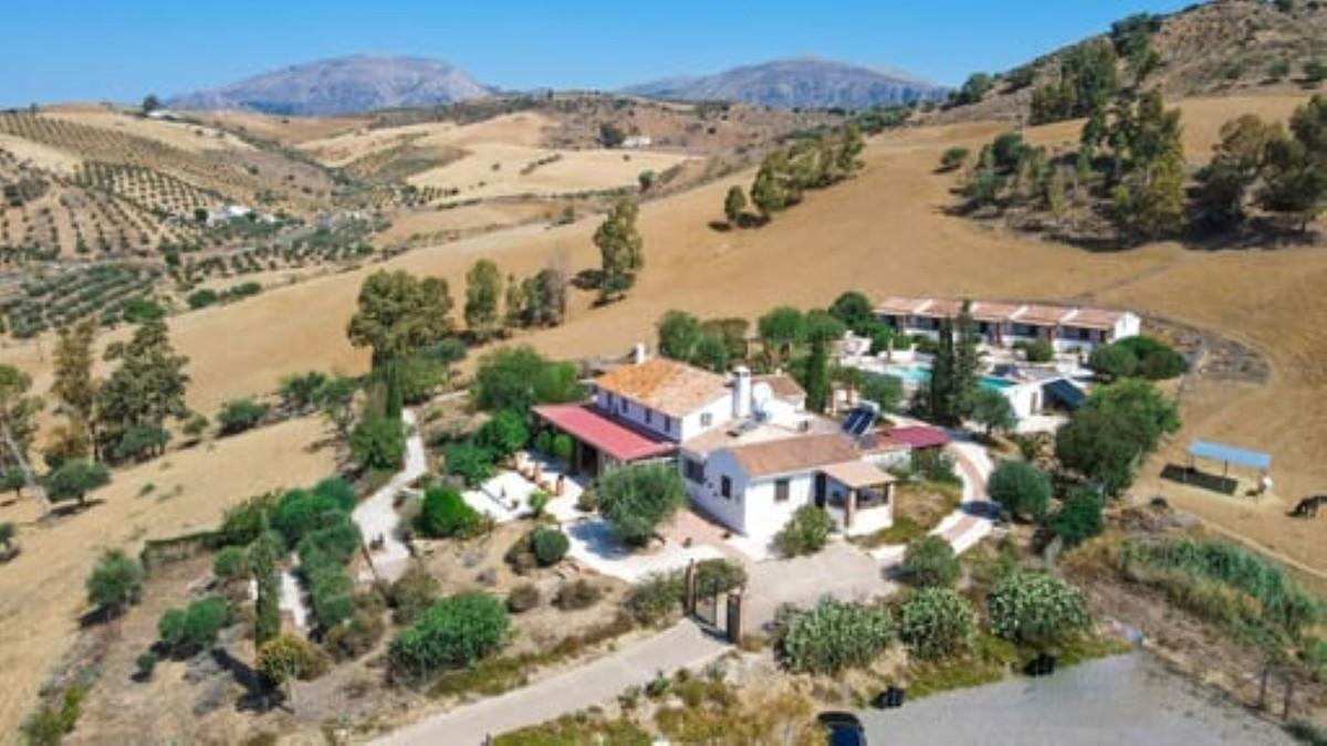 Commercial Bed and Breakfast in Alora