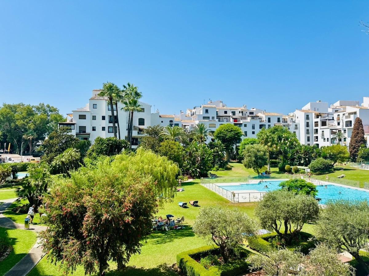 Apartment Middle Floor in Puerto Banús