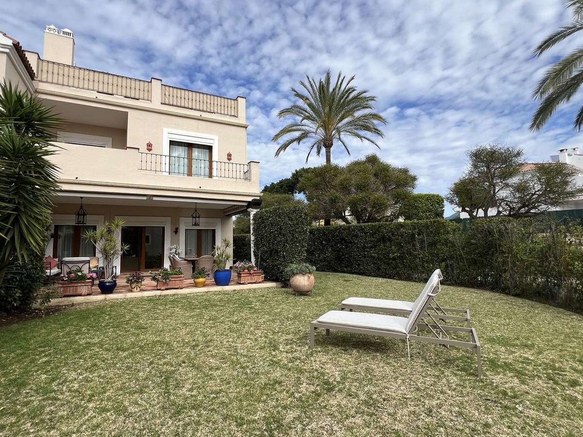 Townhouse Terraced in El Paraiso