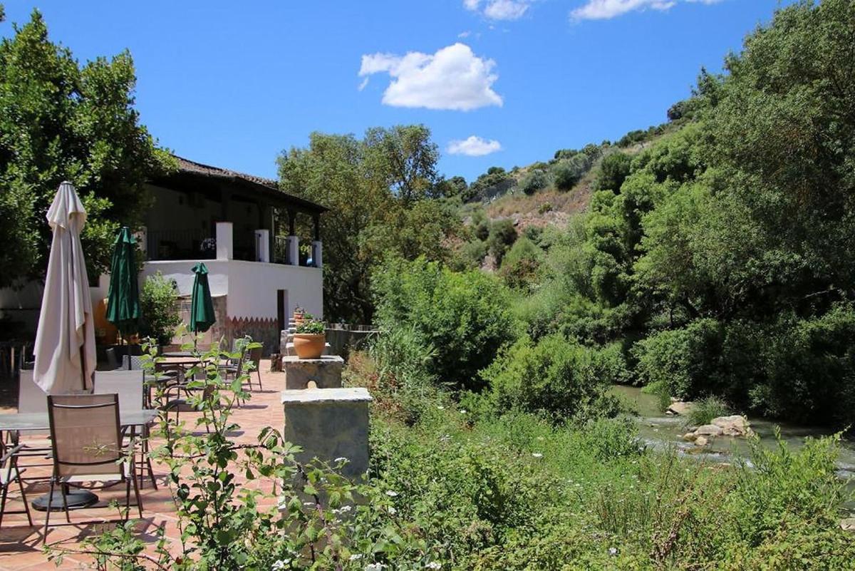 Commercial Hotel in Benaoján