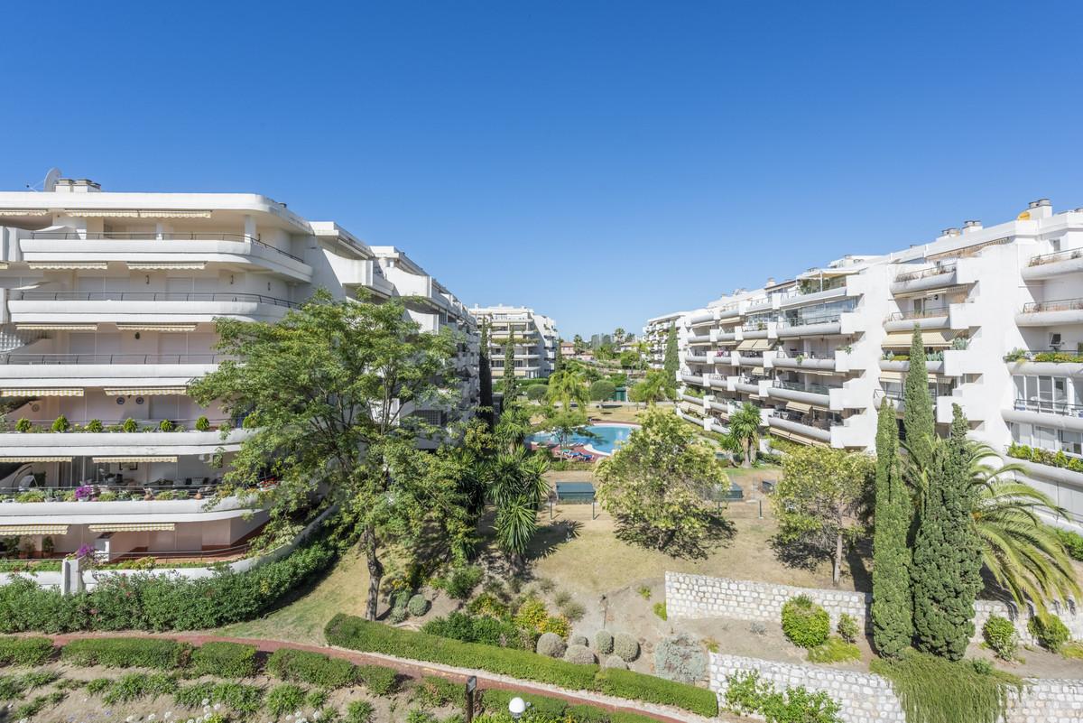 Apartment Middle Floor in Guadalmina Alta