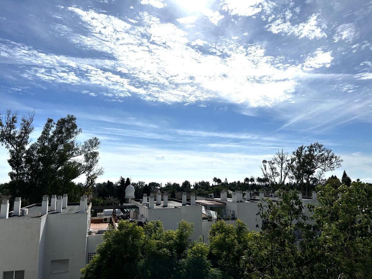 Apartment Middle Floor in Guadalmina Baja