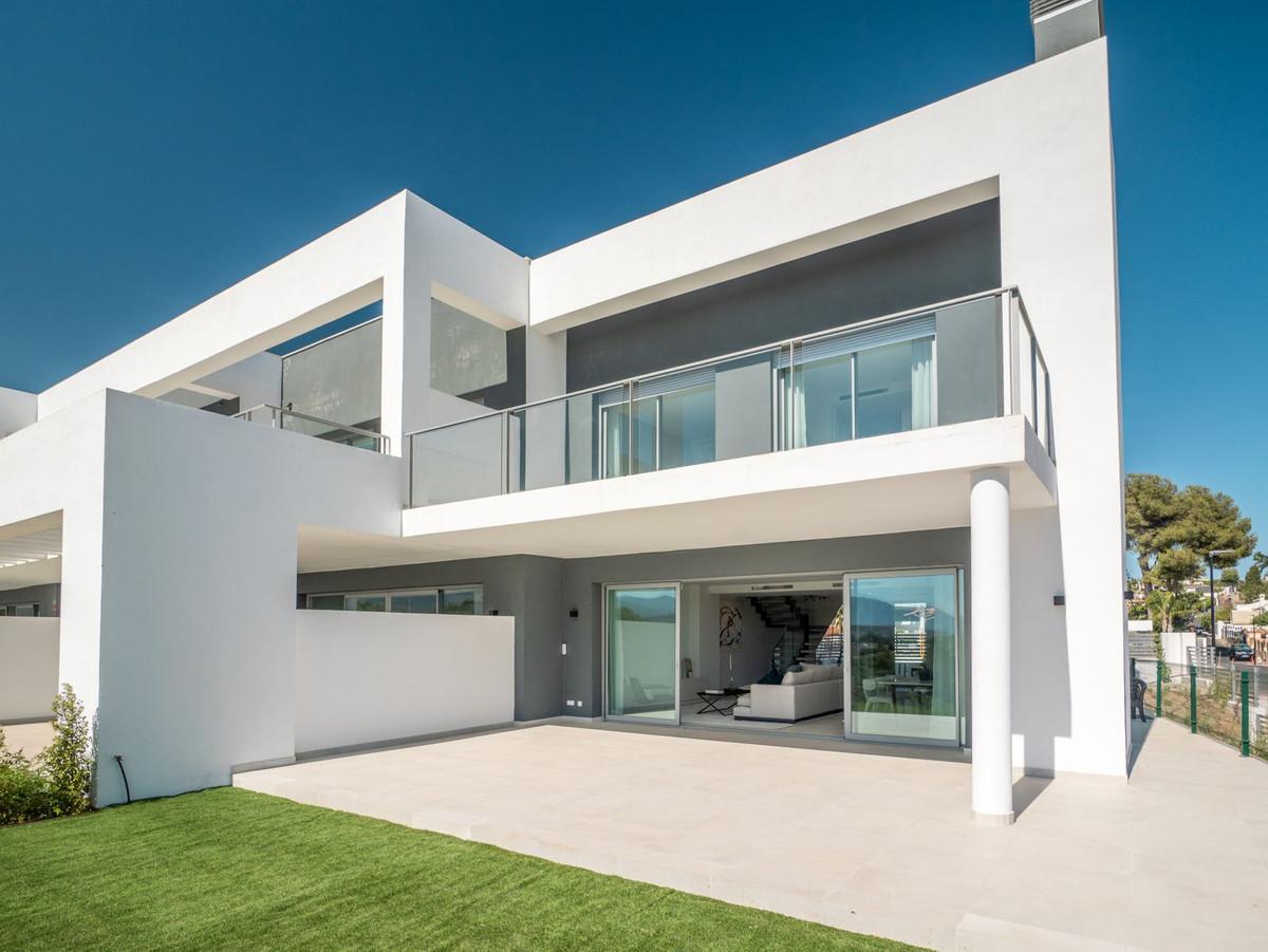 Villa Detached in Guadalmina Baja