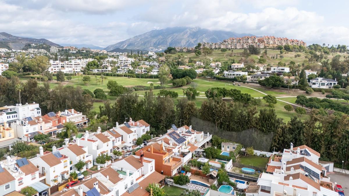 Townhouse Terraced in Nueva Andalucía