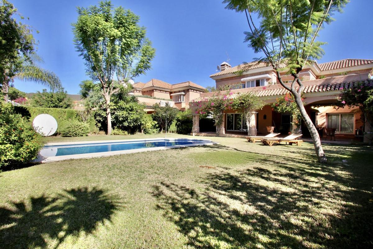 Villa Detached in Nueva Andalucía