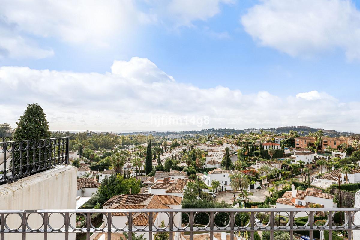 Apartment Penthouse in Nueva Andalucía