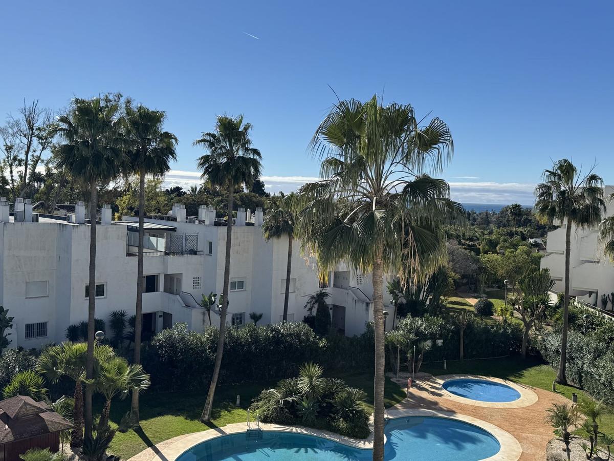 Apartment Penthouse in Guadalmina Baja