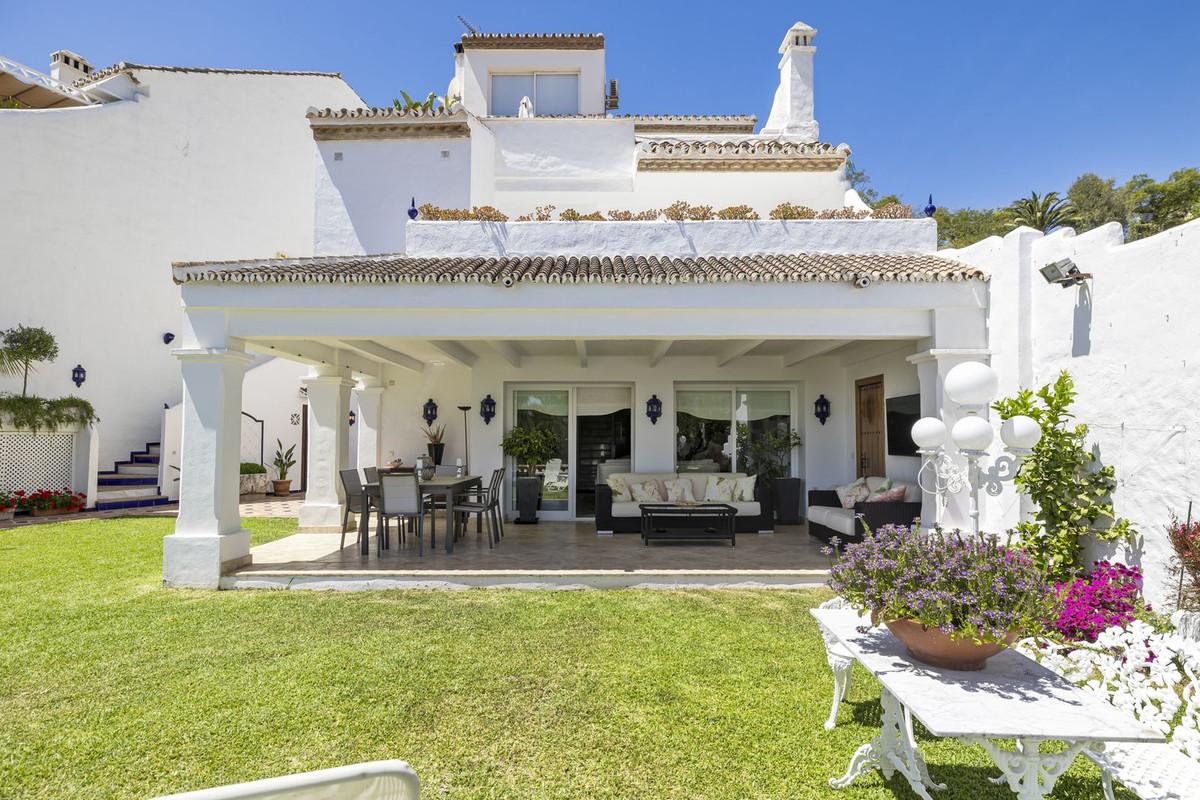 Townhouse Terraced in Nueva Andalucía