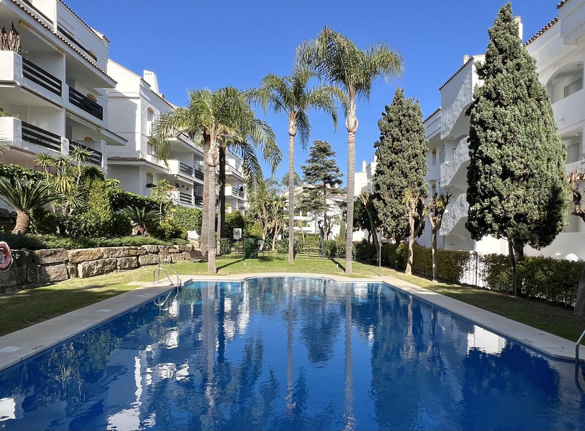 Apartment Middle Floor in Guadalmina Baja