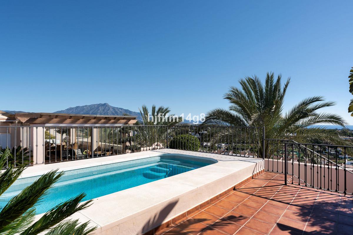 Apartment Penthouse in Estepona